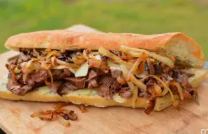 Delicious Garlic and Red Wine Steak Sandwich Recipe