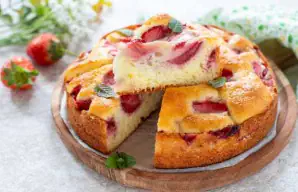 Moist Strawberry and Greek Yogurt Cake Recipe