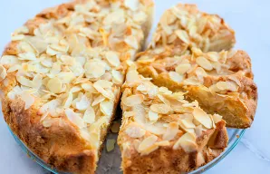 Delicious Almond and Apple Cake Recipe