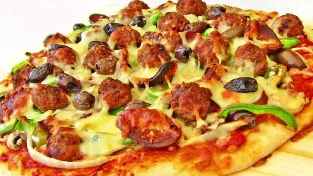 Delicious Chouriço Sausage Pizza Recipe