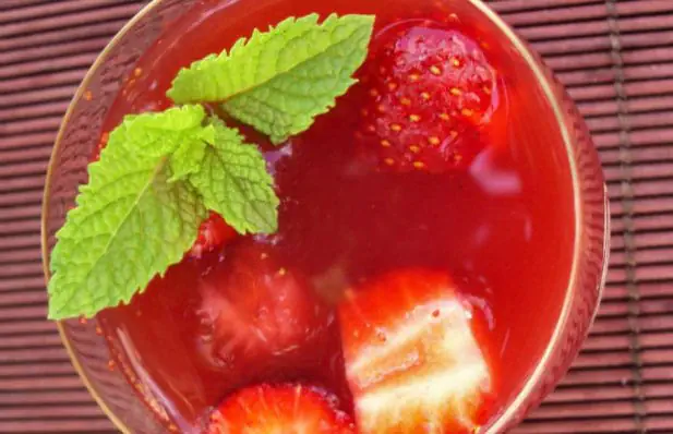 Refreshing and Fruity Strawberry Sangria Recipe