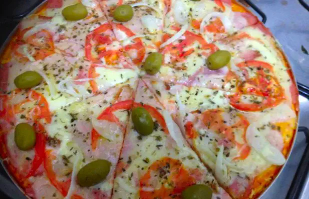Delicious Cheese and Tomato Pizza Recipe