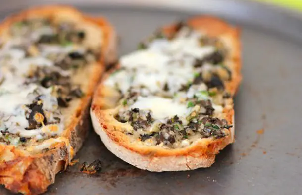 Delicious Garlic, Olives and Cheese Toast Recipe