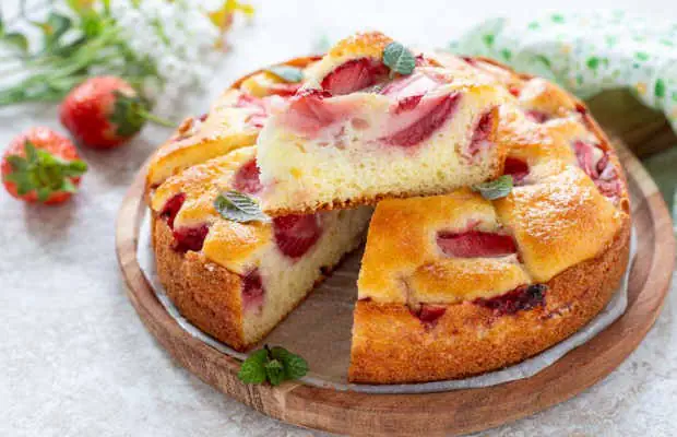Moist Strawberry and Greek Yogurt Cake Recipe