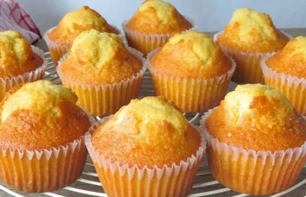 Moist Yogurt cupcakes (Queques de Iogurte) Recipe