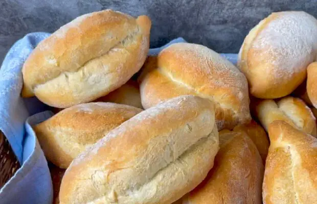 Delicious Crusty Rolls (Papo-Secos) Recipe