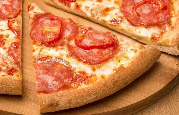 Paula's Delicious and Cheesy Chouriço Pizza Recipe